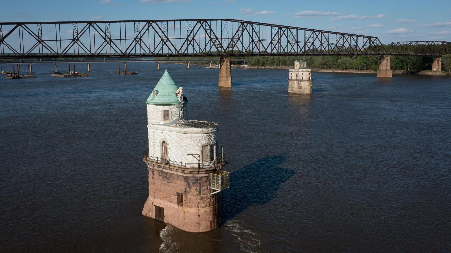 Video: Historic water intake towers on Mississippi River seen from above